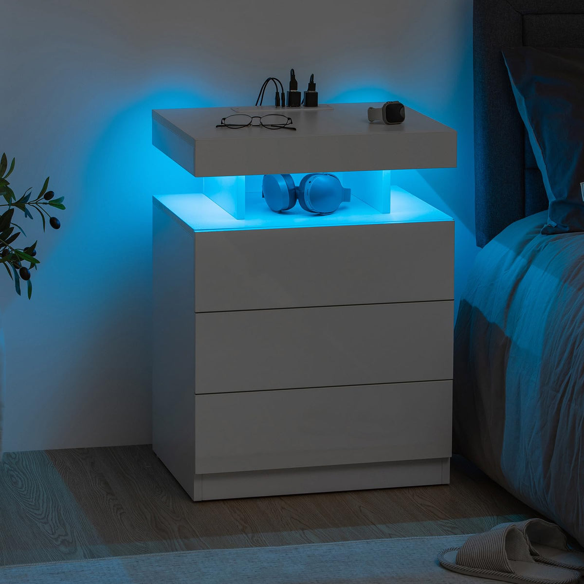 White 3 Drawer Nightstand with Wireless Charging Station E65833